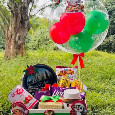 Bandeja navideña de desayuno  ( Maltas , caja de galletas , galletas de soda , panquecitos , Nutella , lata de fresa , paquete de café )