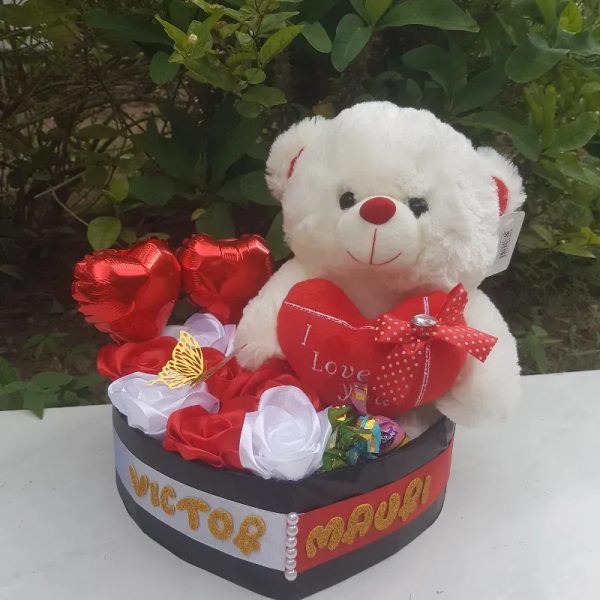 Caja con rosas y peluche