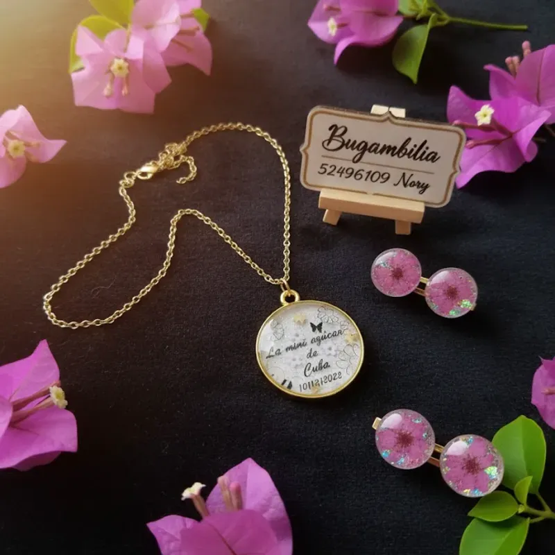 Cadenas plateadas con dijes personalizados