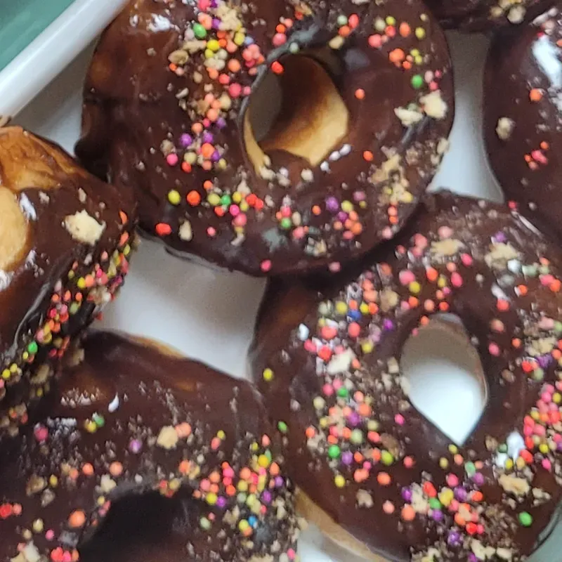 Donas cubiertas con glaseado de chocolate
