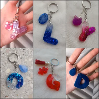 Llavero con Letra y adorno de resina