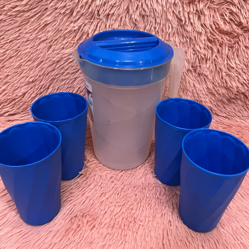 Jarra de 2.5 Lt con sus 4 vasos (todo de plástico)