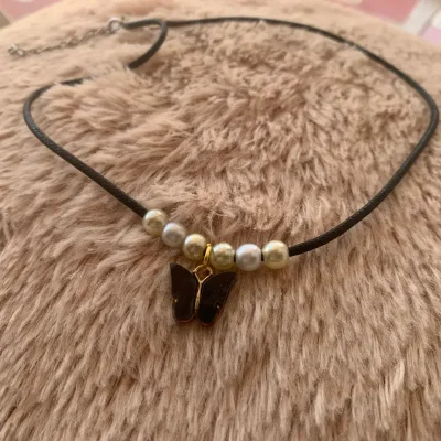 Collar sencillo con mariposa
