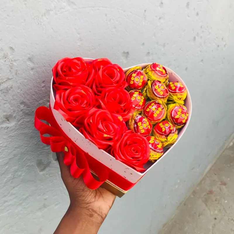 Caja corazón con rosas y bombones