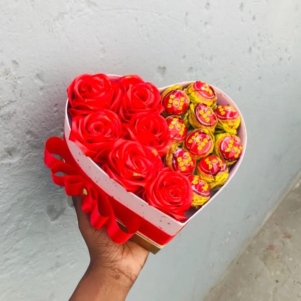 Caja corazón con rosas y bombones