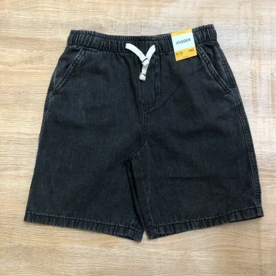 Short con cordón color negro