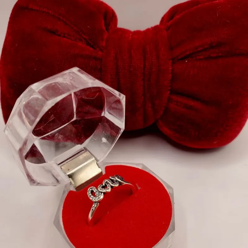 Anillo Love con Piedras