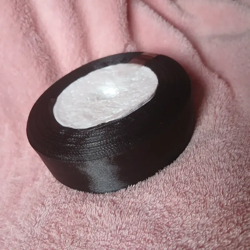 Rollo cinta de satín negro 2.5 cm de 22,5 metros