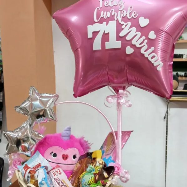 Cesta con confituras variadas y peluche