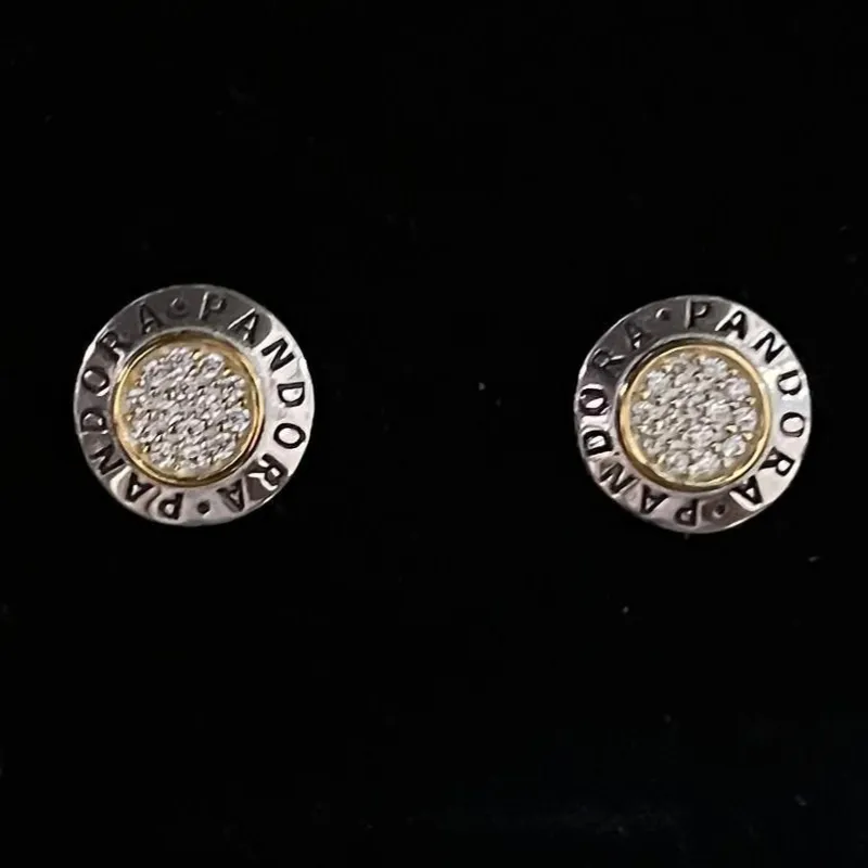 Aretes clásicos del logo dorado