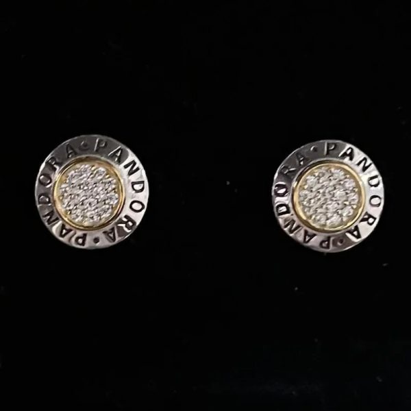 Aretes clásicos del logo dorado