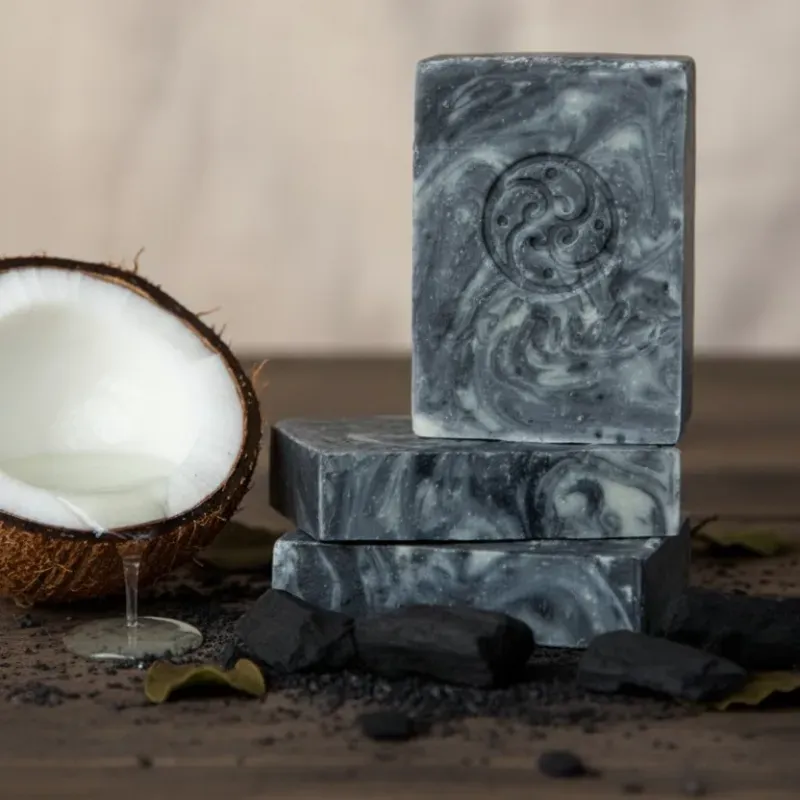 Jabón de carbón y leche de coco