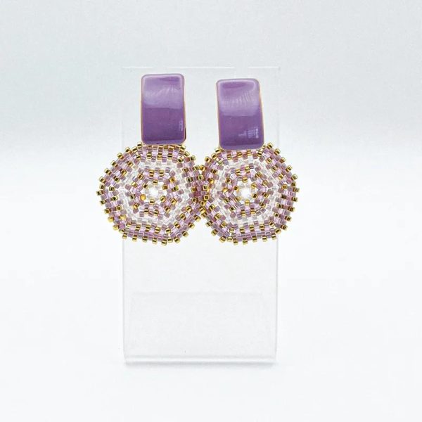 Aretes tejidos con herrajes esmaltados 