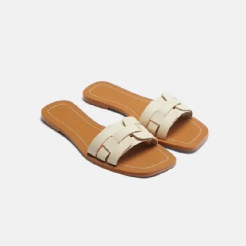 Sandalias planas crema