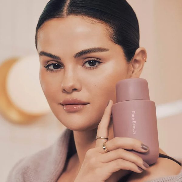 Rare Beauty loción hidratante con Niacinamida