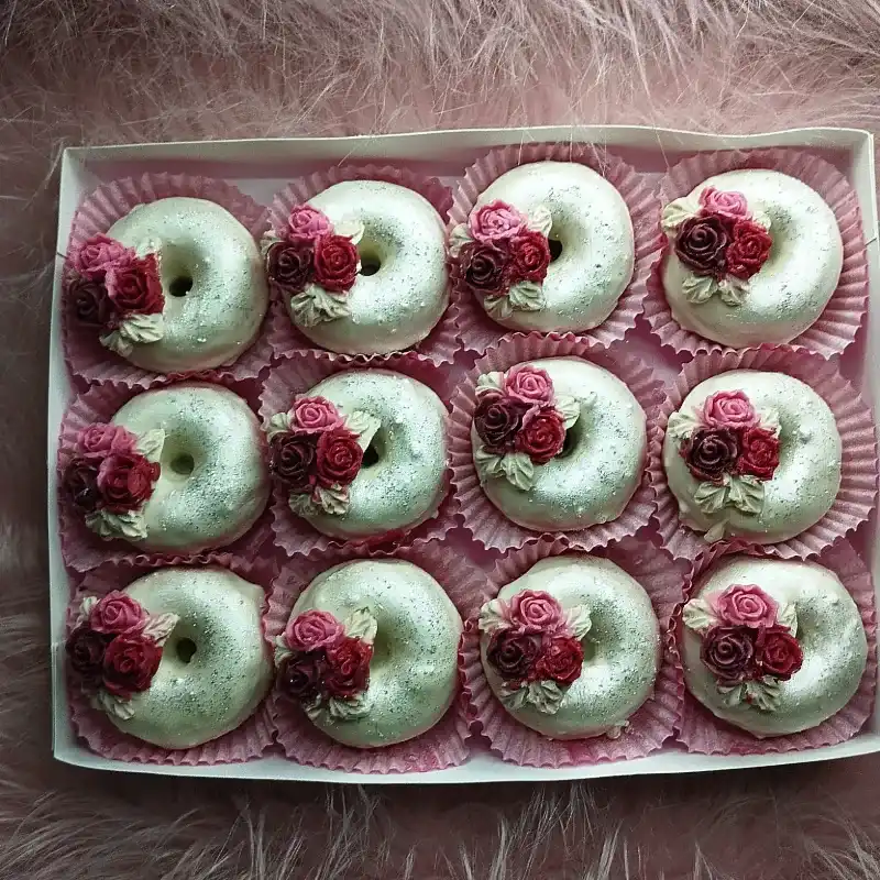 Caja de 12 minidonas con temática de rosas.