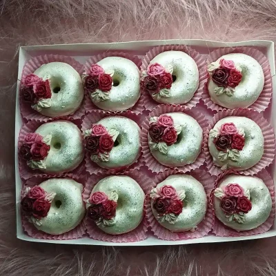 Caja de 12 minidonas con temática de rosas.