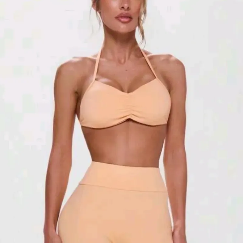 Top naranja de tirita en la espalda