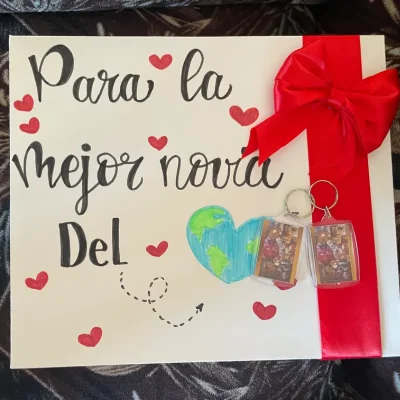 Caja regalo con llaveros y cuadro