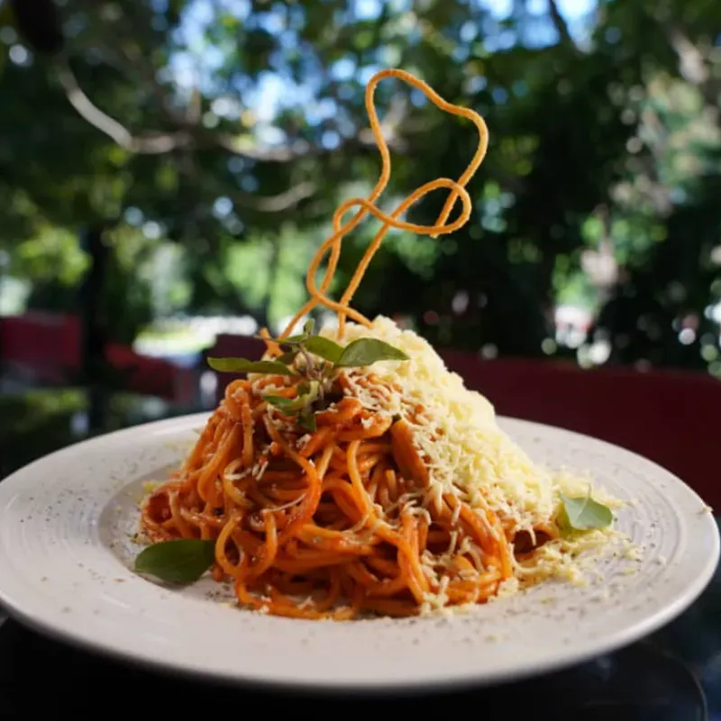 Espaguetis napolitano c/ queso blanco