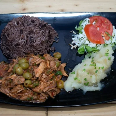 Ropa vieja de cerdo con aceitunas