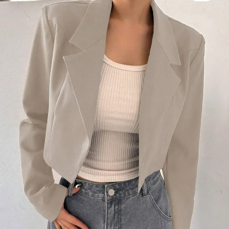 ️ Blazer Cropped Gris Claro – Elegancia relajada con toque moderno