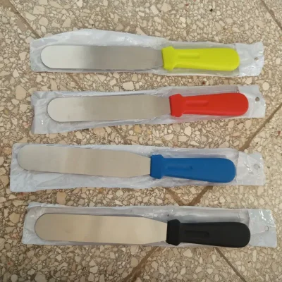 Espátula metálica con mango plástico