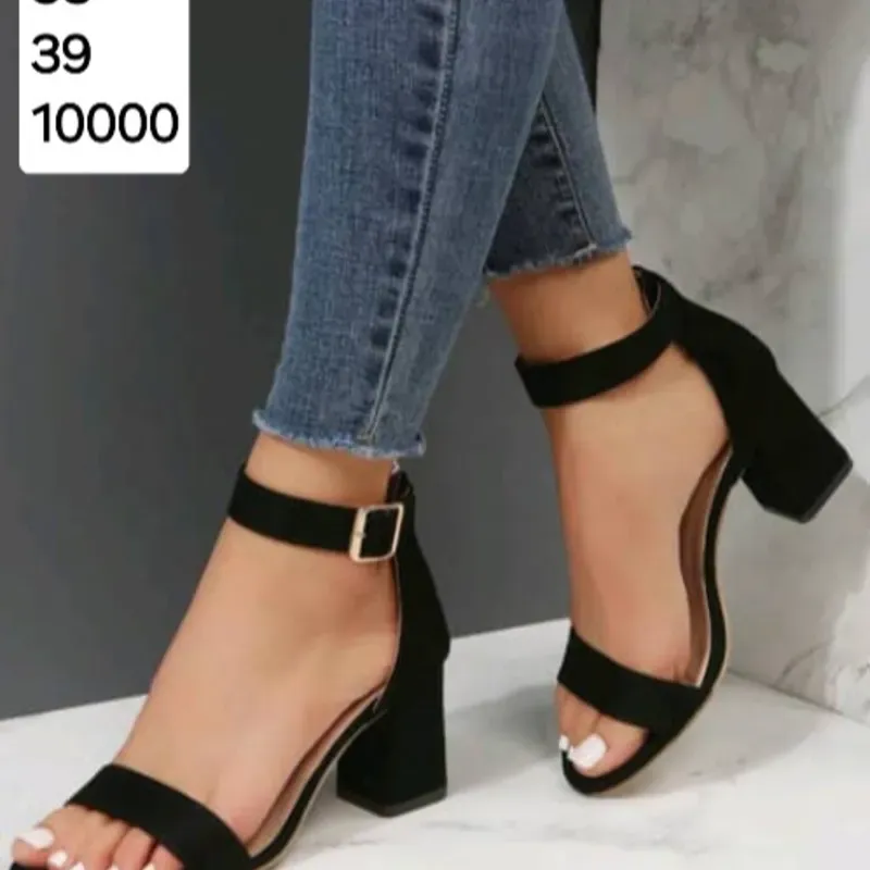 Tacones negros