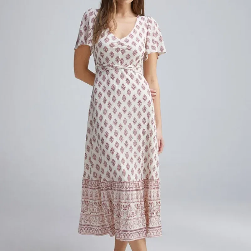 Vestido con detalles rojos