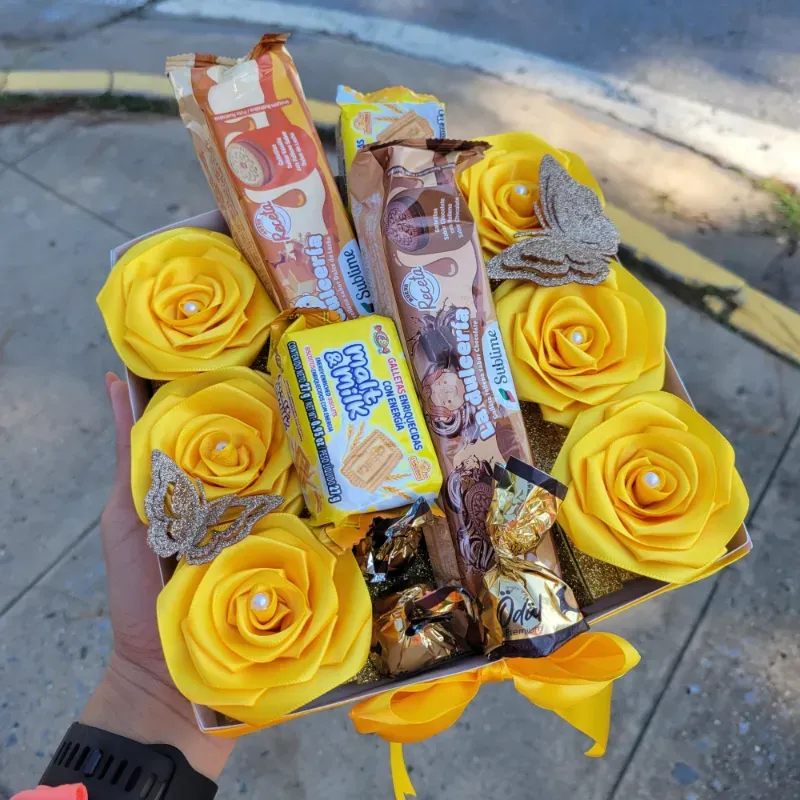 Caja con 6 rosas eternas + confituras.