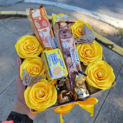 Caja con 6 rosas eternas + confituras.
