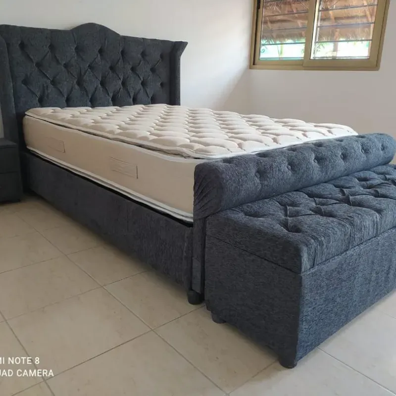 CAMA CON PIELERA, MESITAS Y BAÚL