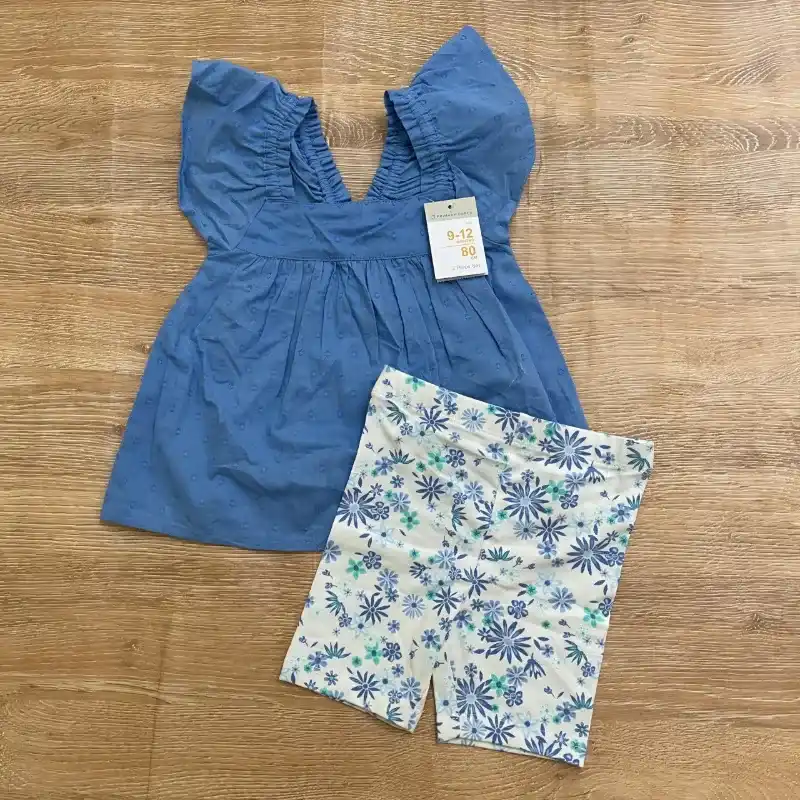 Conjunto color azul con flores