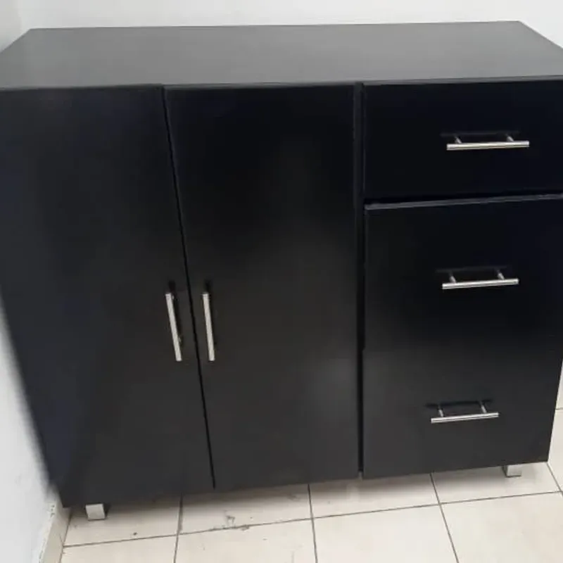 Credenza con puertas y gavetas