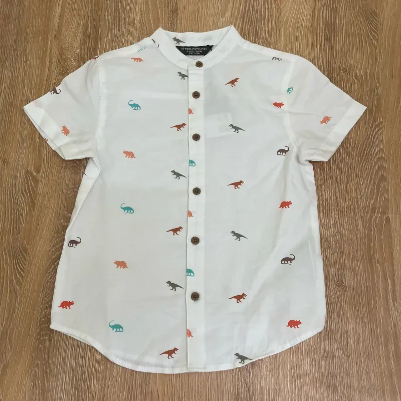Camisa color blanco con dinosaurios de colores