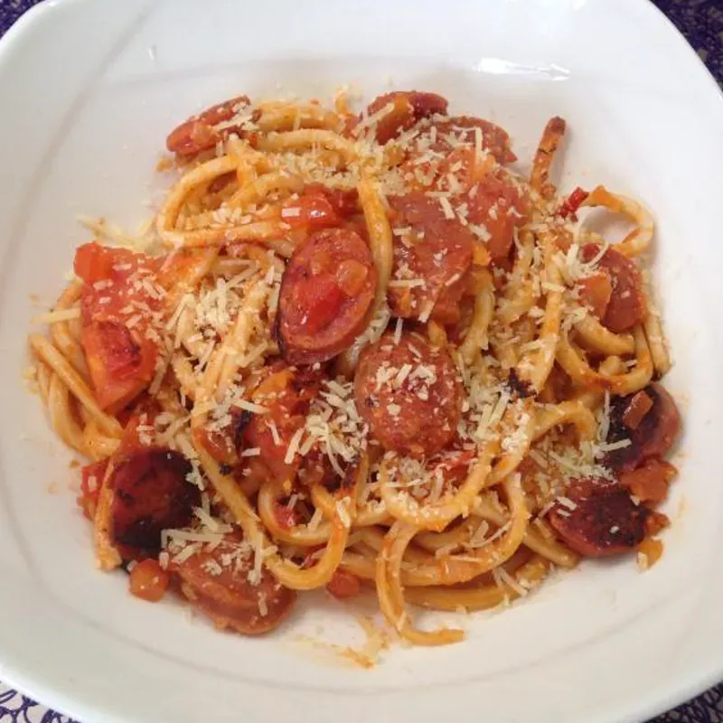 Spaguetti  con ruedas de Chorizo vela bravo queso y salsa de tómate