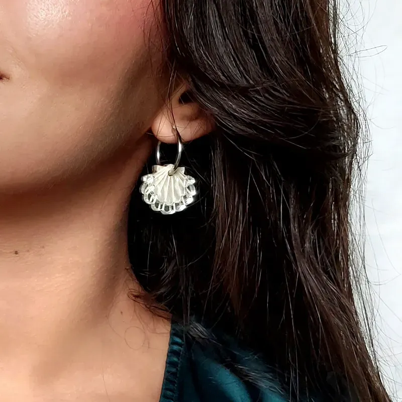 Argollas plateadas con conchas nacaradas blanco