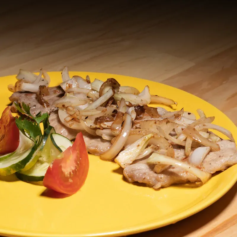 BISTEC DE CERDO ENCEBOLLADO