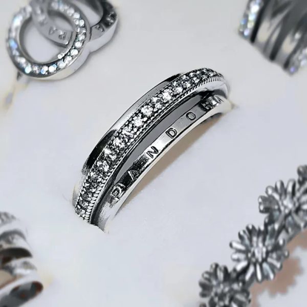 Anillo de plata esterlina 925 y circonias.