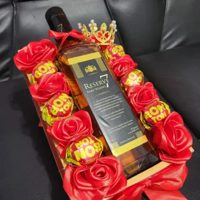 Cajita de madera+ botella+ 8 rosas + 6 bombones