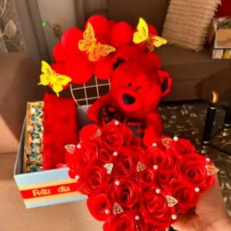 Caja de Regalo y Corazón de Flores Eternas 