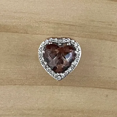 Charms de piedra corazón carmelita