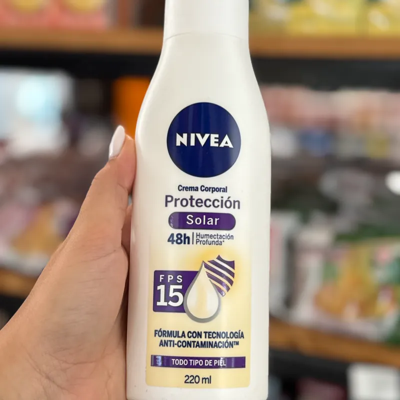 Crema hidratante NIVEA con protección solar FPS 15