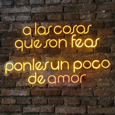 Cartel Neón Flex con base de acrílico transparente