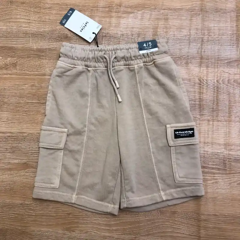 Short con bolsillos a los lados color beige