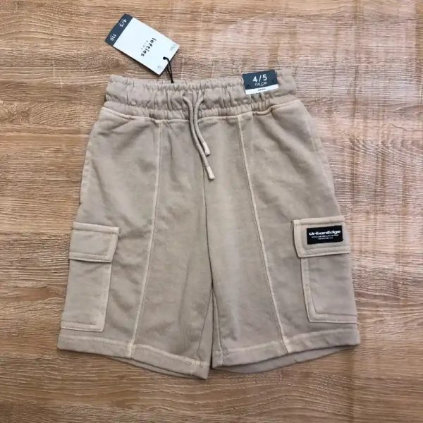 Short con bolsillos a los lados color beige
