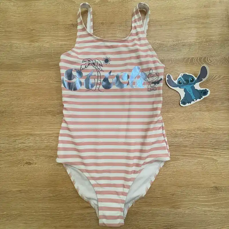 Trusa de rayas rosadas y blancas con Stitch