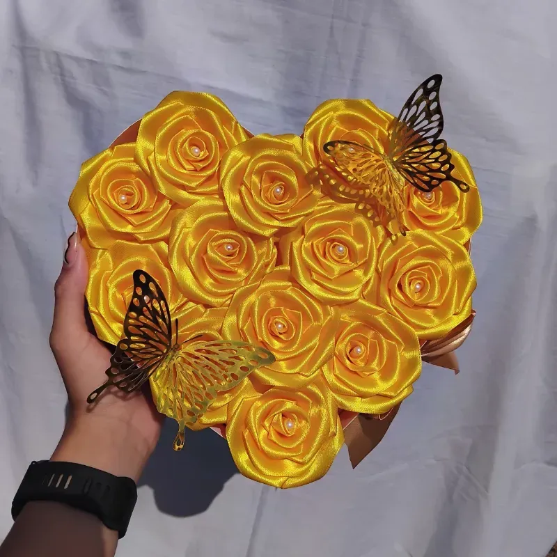 Caja en forma de corazón con 13 rosas eternas.