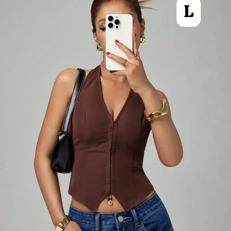  Top Brown Street – Estilo urbano con escote profundo y detalle colgante