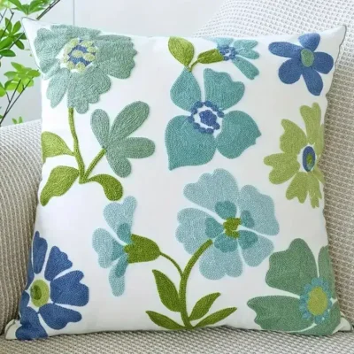 Cojín de flores bordado en tonos verdes y azules